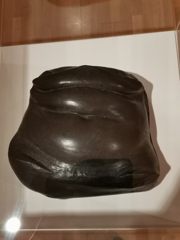 Foundling Museum in London Brzuch-poduszka / Ventre-coussi (Belly Cushion), 1968 Alina Szapocznikow (1926-1973) Mousse polyurethane

'I am convinced that of all the manifestations of the ephemeral, the human body is the most vulnerable, the only source of all joy, all suffering, and all truth.'

Polish artist Szapocznikow here focuses

on the belly, often perceived as the source of human life through pregnancy. These cushions were based on casts the artist made of a friend's stomach. They were intended for mass production but were never produced at scale. Szapocznikow survived the Holocaust in the concentration camps of Auschwitz and Bergen-Belsen. She rarely spoke of her traumatic experiences, instead choosing to process them through her art.